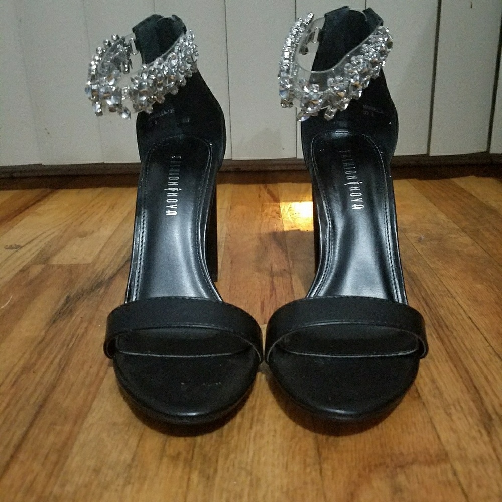 FASHION NOVA BLACK HEELS WITH ANKLE STRAP